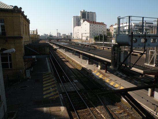  les quais de la gare ferroviaire